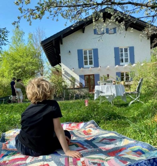 Haus der Zukunft in der Ansicht aus dem Theater-Garten:  Familien-Auszeit/JKA Intensiv-Tage, Artist-Residence...