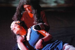 Gerda (I.Teske) in den Armen der Räubertochter (E.Sättler)