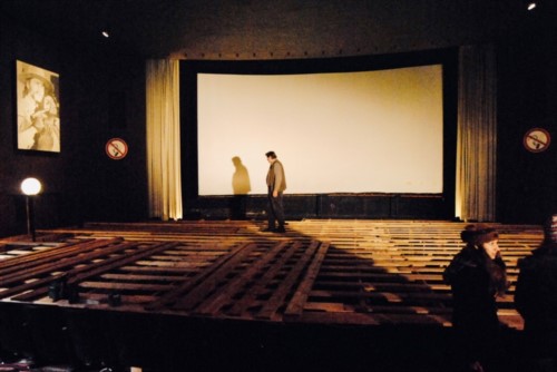 Anton Spandl beim Einbau der Bühne ins Cinema Roding (2012)