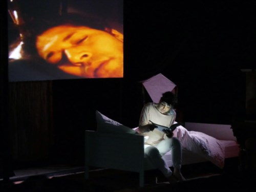 Hassan (H.Adschuli) hat Alpträume, Betty (V.Schweinstetter) liest sich in die Posttraumatische Belastungsstörung ein