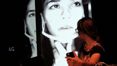 Tochter (M.Machalitza) und Mutter (V.Schweinstetter) beginnen sich in ihrer Arbeit zu ergänzen